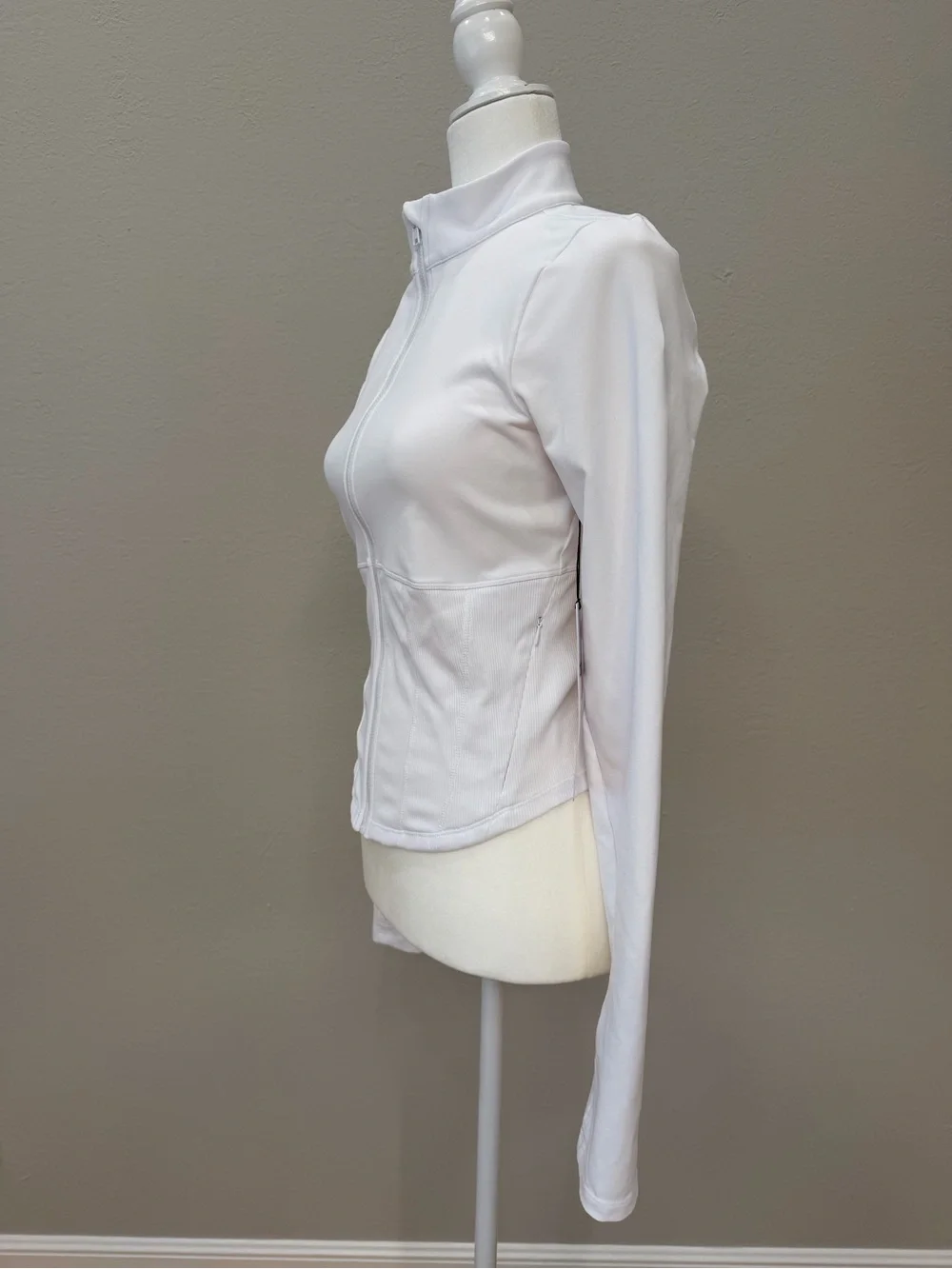 ALO Yoga Airbrush Corset Full Zip Jacket White Size M NWT Sculpting Thumbholes